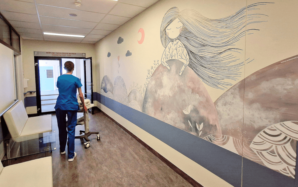 Krizinėse situacijose atsidūrusioms gimdyvėms spalvomis atgijusios ligoninių sienos suteikia&nbsp;ramybės